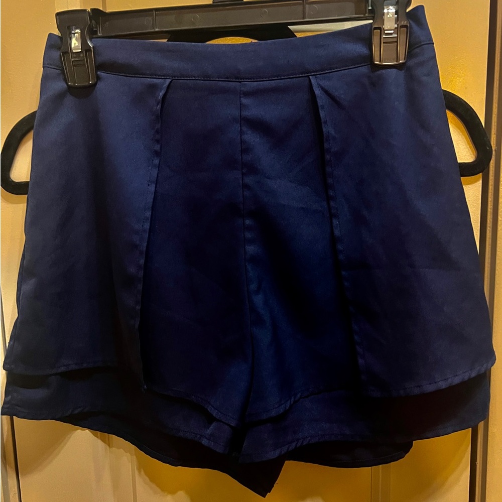 Size M in Jrs navy blue skort, like new